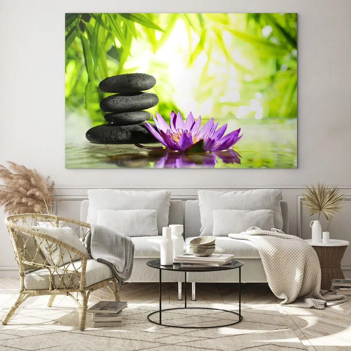 Obraz na skle - Fialový lotosový kvet so zenovými kameňmi na zelenom pozadí - 70x50cm - V bambusovom hájiku - Moderná nástenná dekorácia do obývacej izby a spálne ARTTOR