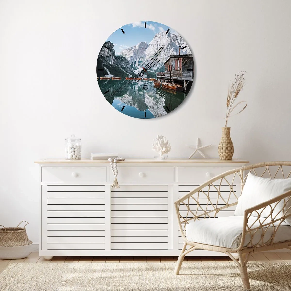 Nástenné hodiny - Horské jazero s drevenými loďkami a chatrčou na brehu - 30x30cm - Kryštalické, horské ráno - Moderná nástenná dekorácia do obývacej izby, kuchyne a spálne ARTTOR