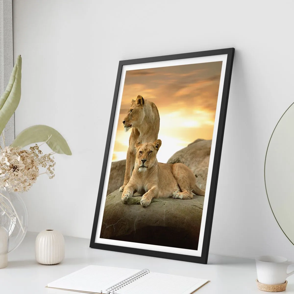 Plagát v čiernom ráme - Dve levice proti zapadajúcemu slnku - 50x70cm - Kráľovský majestát - Moderná nástenná dekorácia do obývacej izby a spálne ARTTOR