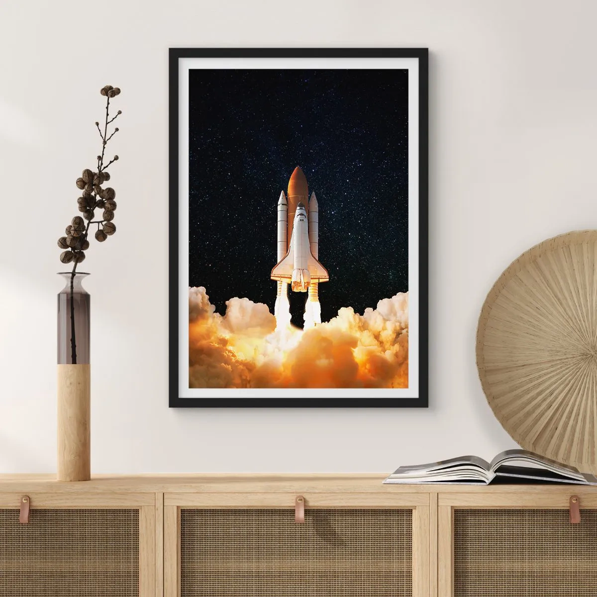 Plagát v čiernom ráme - Raketoplán štartuje proti hviezdnej oblohe - 50x70cm - Ad astra! - Moderná nástenná dekorácia do obývacej izby a spálne ARTTOR