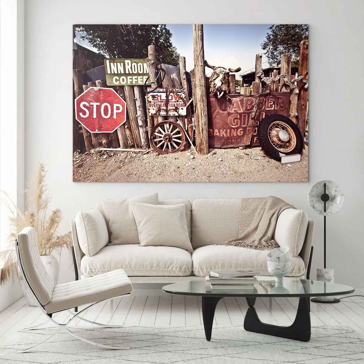 Obraz na skle - Drevený plot s vintage značkami a kolesami - 70x50cm - A čas sa zastavil - Moderná nástenná dekorácia do obývacej izby a spálne ARTTOR