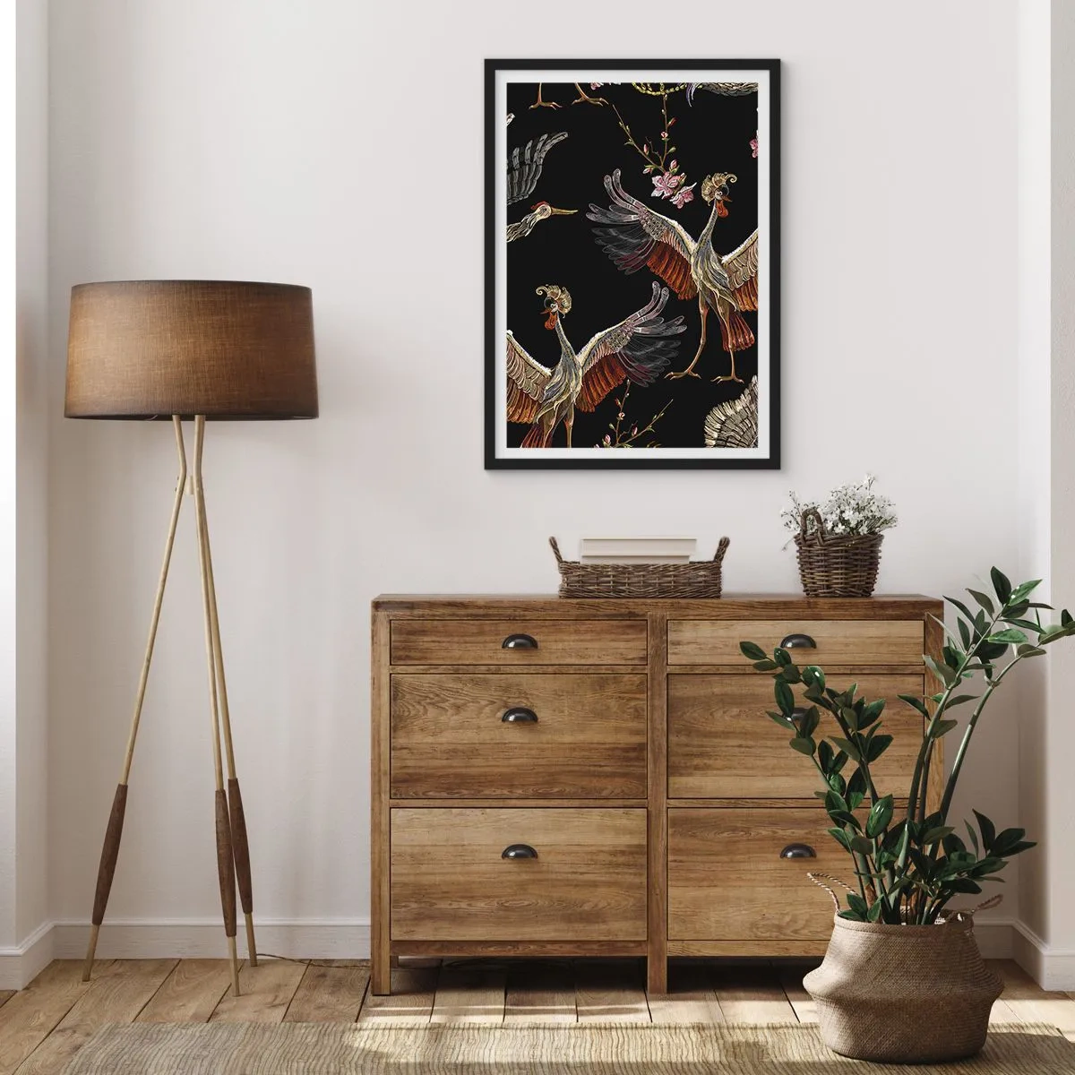 Plagát v čiernom ráme - Elegantné žeriavy medzi kvetmi na čiernom pozadí, v orientálnom štýle. - 50x70cm - Rozprávkový vták - Moderná nástenná dekorácia do obývacej izby a spálne ARTTOR