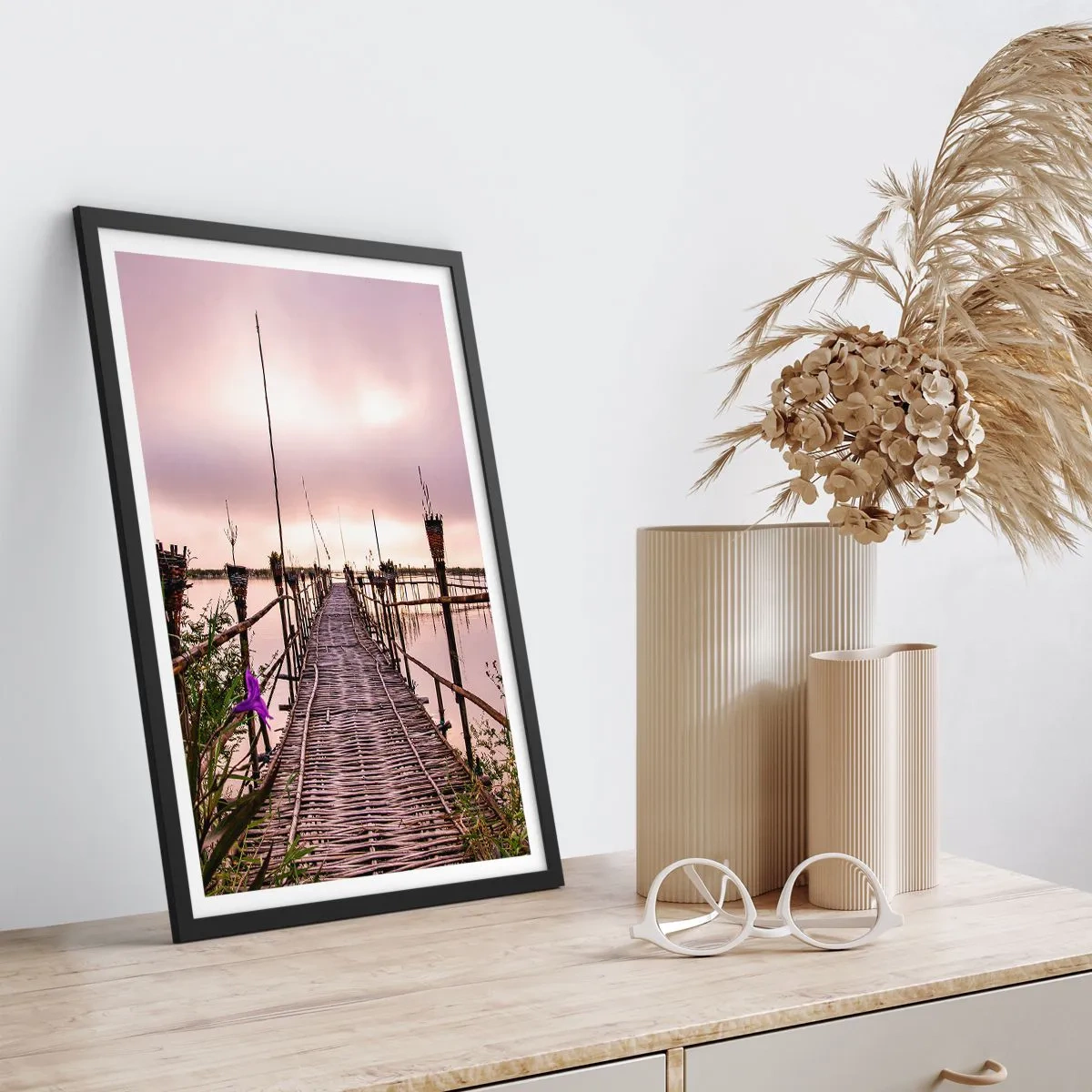 Plagát v čiernom ráme - Bambusový most cez pokojnú vodu za súmraku - 50x70cm - Pokoj a pohoda Ázie - Moderná nástenná dekorácia do obývacej izby a spálne ARTTOR