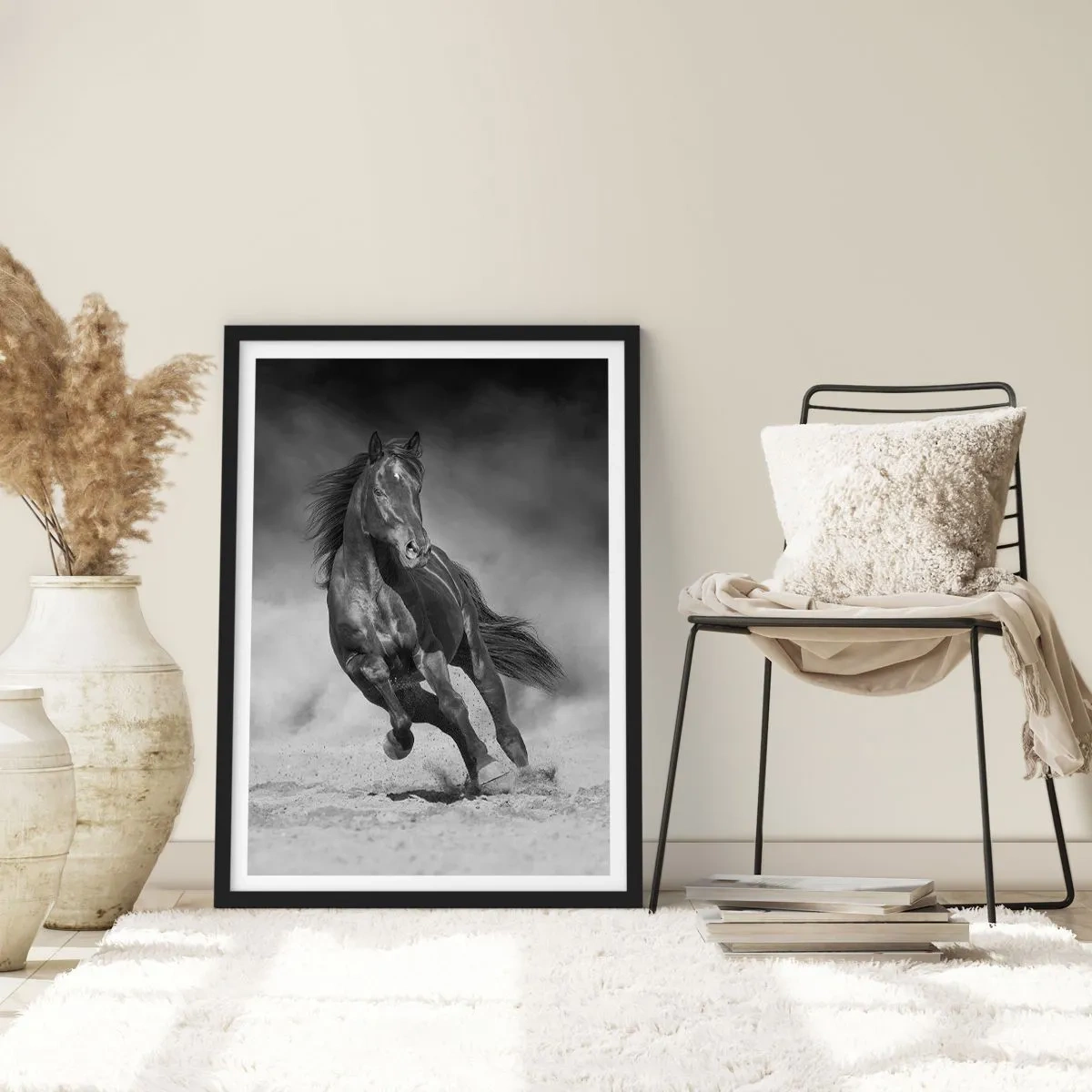 Plagát v čiernom ráme - Temný kôň v dynamických pretekoch - 50x70cm - Hodné samotného emira - Moderná nástenná dekorácia do obývacej izby a spálne ARTTOR