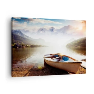 Obraz na plátne - Loď na brehu jazera s výhľadom na hory ráno - 70x50cm - Pri veľkej a čistej vode - Moderná nástenná dekorácia do obývacej izby a spálne ARTTOR