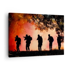 Obraz na plátne - Siluety vojakov v lese proti oranžovej oblohe - 70x50cm - …Všetci za jedného. - Moderná nástenná dekorácia do obývacej izby a spálne ARTTOR