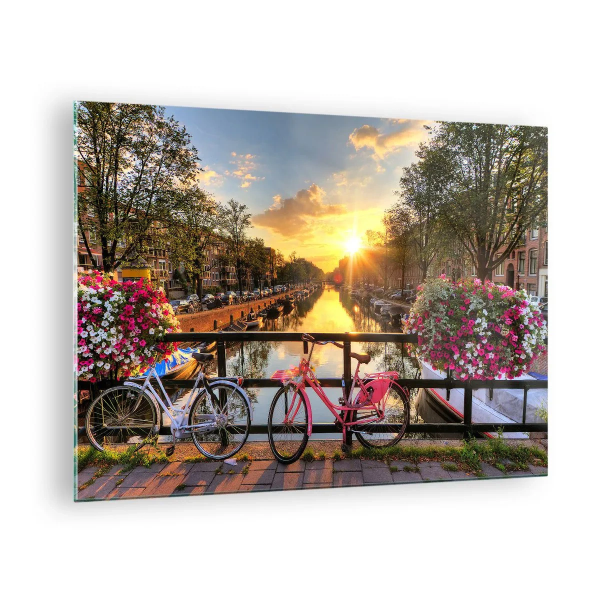 Obraz na skle - Západ slnka nad kanálom s bicyklami v pozadí - 70x50cm - Jarné ráno v Amsterdame - Moderná nástenná dekorácia do obývacej izby a spálne ARTTOR