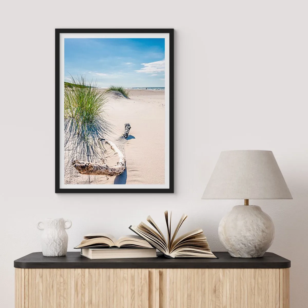 Plagát v čiernom ráme - Pláž s dunami, trávou a konármi na slnku - 50x70cm - Najkrajšia? Baltská - Moderná nástenná dekorácia do obývacej izby a spálne ARTTOR