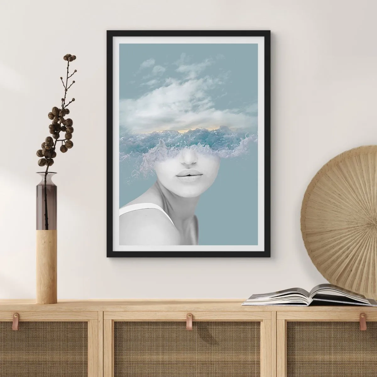 Plagát v čiernom ráme - Žena s oceánskymi vlnami namiesto očí - 50x70cm - S hlavou v oblakoch - Moderná nástenná dekorácia do obývacej izby a spálne ARTTOR