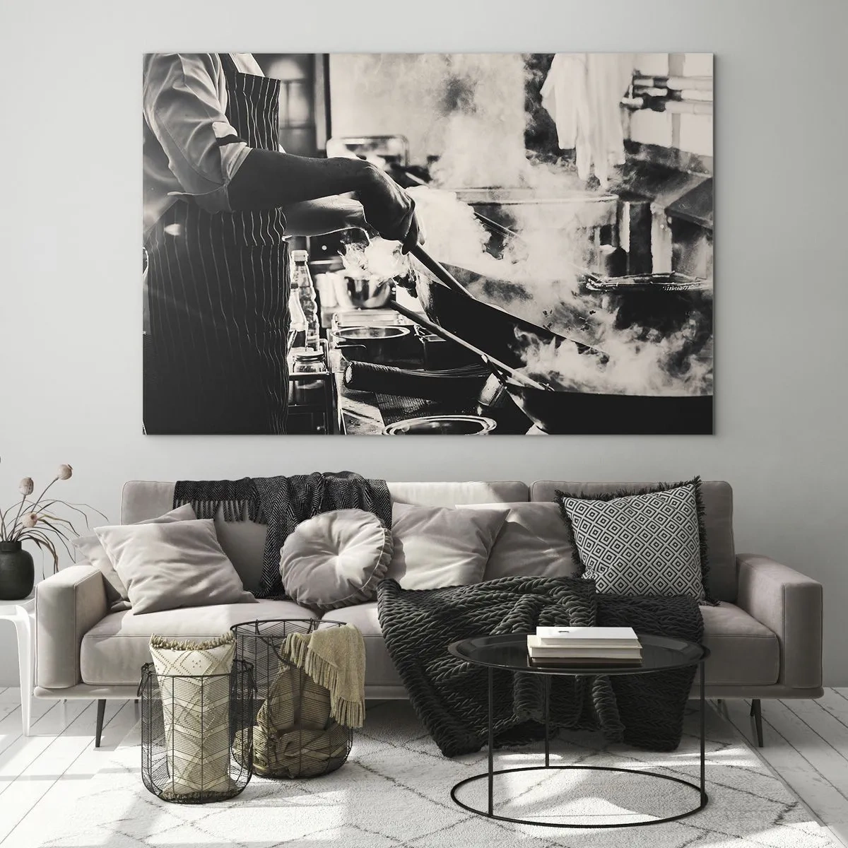 Obraz na skle - Šéfkuchár v akcii s panvicou v kuchyni plnej pary - 70x50cm - Alchýmia chutí - Moderná nástenná dekorácia do obývacej izby a spálne ARTTOR