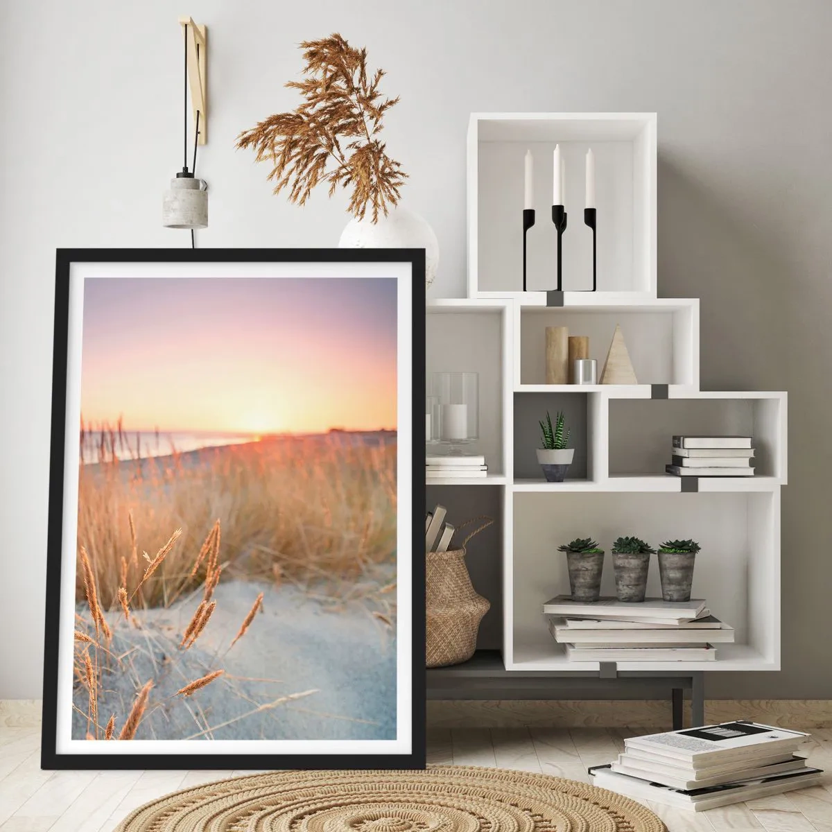 Plagát v čiernom ráme - Trávy na dunách osvetlené zapadajúcim slnkom - 50x70cm - Baltská uspávanka - Moderná nástenná dekorácia do obývacej izby a spálne ARTTOR