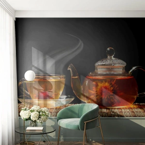 Fototapeta Standard Eco - Sklenená kanvica na čaj a šálka s kvetinovým čajom na čiernom pozadí - 100x70cm - Mágia a umenie varenia čaj - Moderná nástenná dekorácia do obývacej izby a spálne ARTTOR