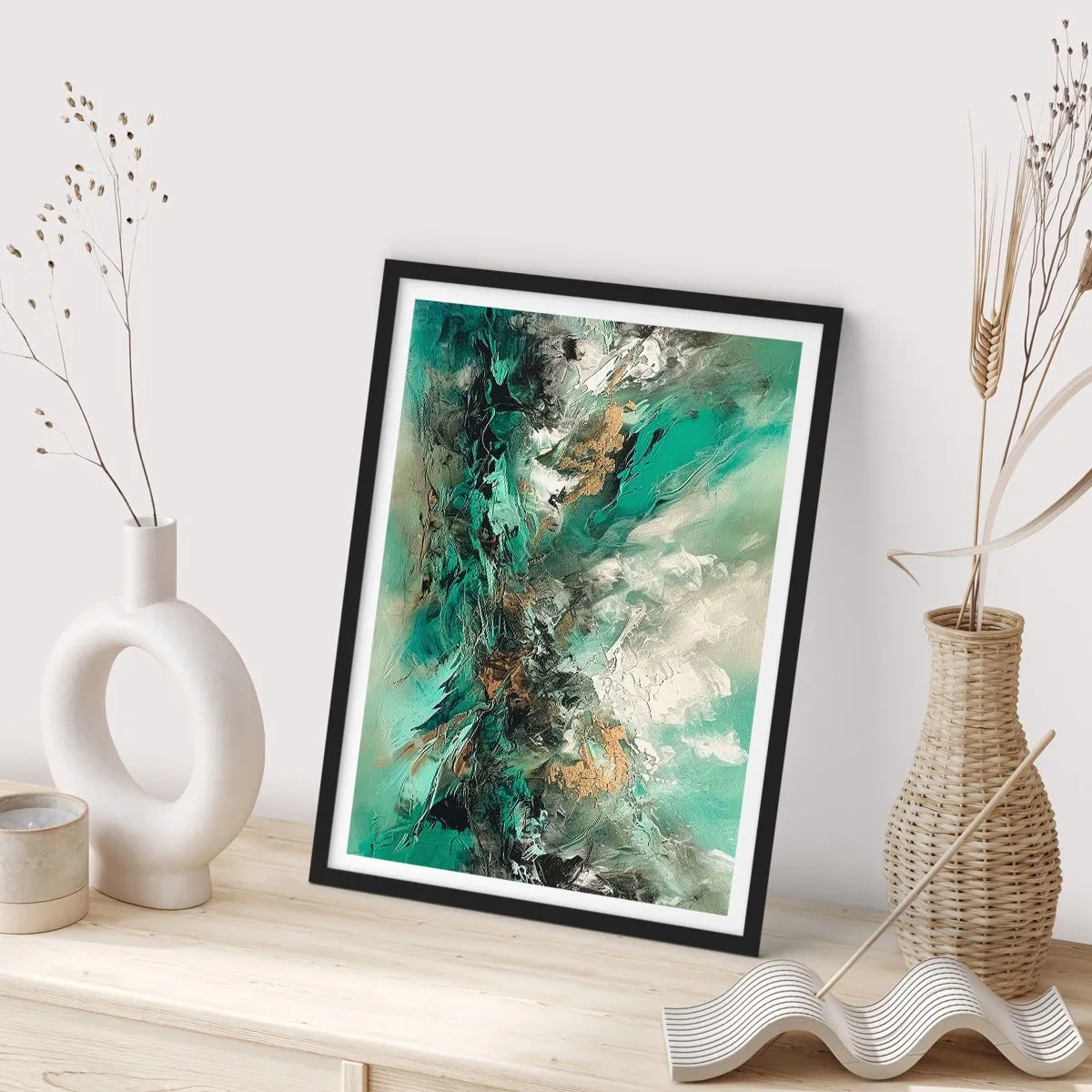 Plagát v čiernom ráme - Abstraktná kompozícia v odtieňoch zelenej a zlatej - 50x70cm - Smaragdovočierne vlnobitie - Moderná nástenná dekorácia do obývacej izby a spálne ARTTOR