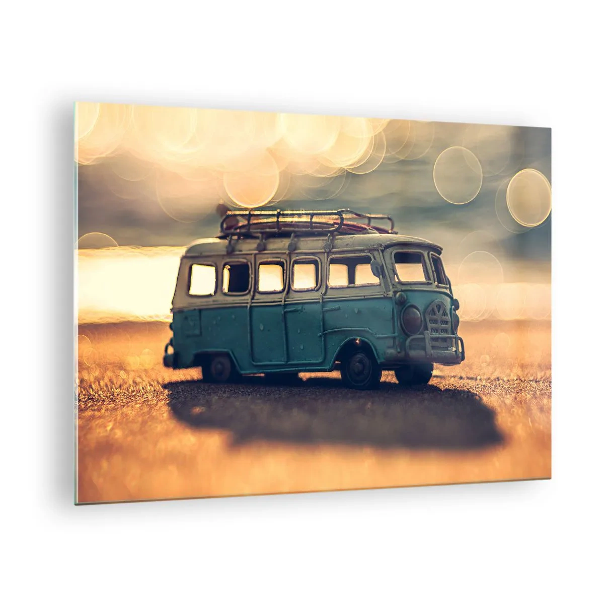 Obraz na skle - Vintage hračkársky autobus na pláži pri západe slnka - 70x50cm - Koniec bôžikov: peňazí a práce - Moderná nástenná dekorácia do obývacej izby a spálne ARTTOR