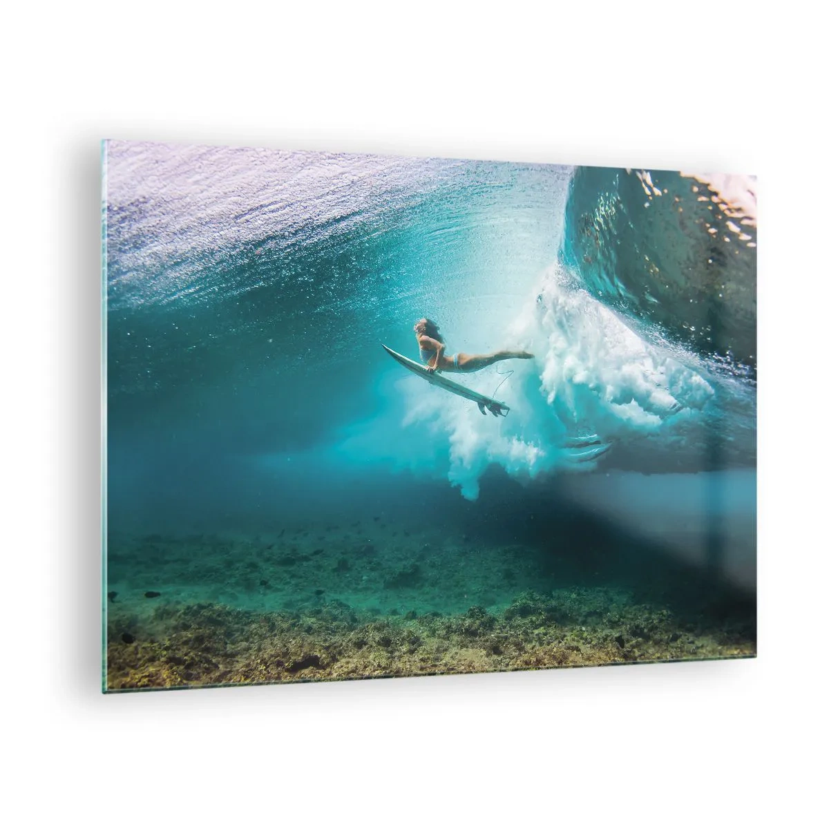 Obraz na skle - Surfer pod vodou medzi vlnami so surfovou doskou - 70x50cm - Podmorský svet - Moderná nástenná dekorácia do obývacej izby a spálne ARTTOR