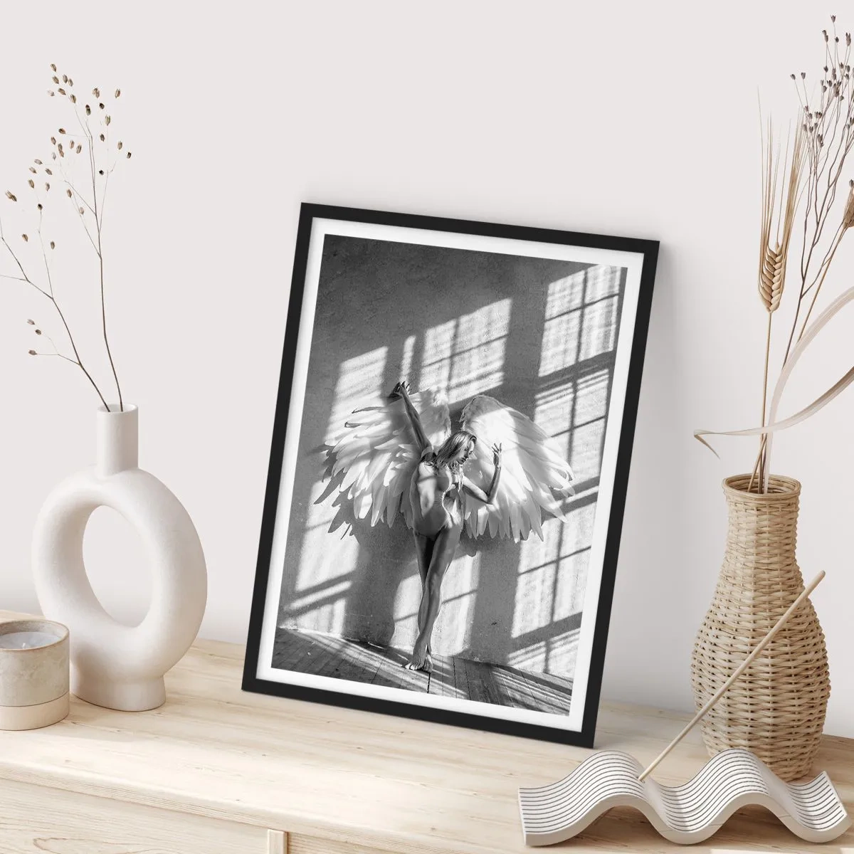 Plagát v čiernom ráme - Čiernobiela fotografia ženy s anjelskými krídlami - 50x70cm - Priamo z neba - Moderná nástenná dekorácia do obývacej izby a spálne ARTTOR