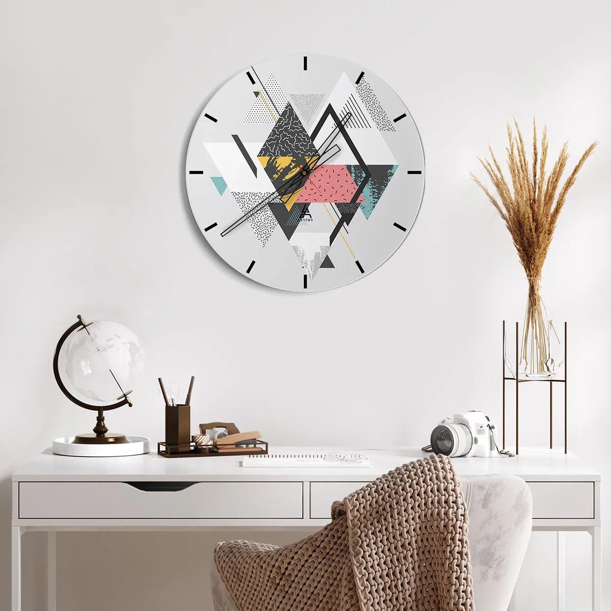 Nástenné hodiny - Farebné geometrické tvary na svetlom pozadí - 30x30cm - Variácie na trojuholník a kosoštvorec - Moderná nástenná dekorácia do obývacej izby, kuchyne a spálne ARTTOR