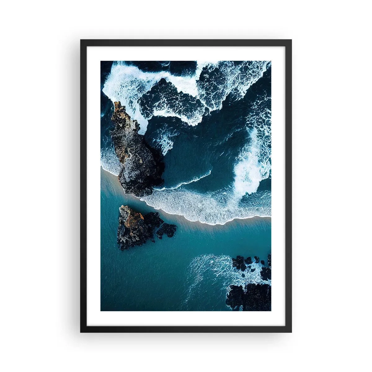 Plagát v čiernom ráme - Pohľad na oceánske vlny narážajúce na skaly - 50x70cm - Zahalené do vĺn - Moderná nástenná dekorácia do obývacej izby a spálne ARTTOR