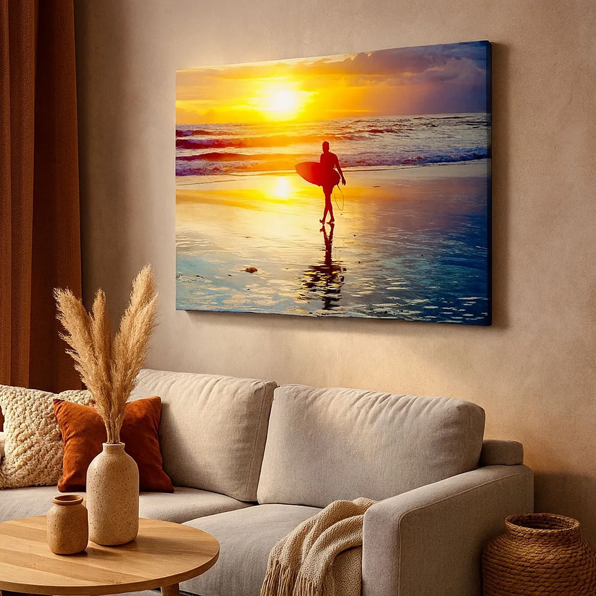 Obraz na plátne - Surfer kráčajúci po pláži pri západe slnka s doskou v ruke. - 70x50cm - Návrat bojovníka - Moderná nástenná dekorácia do obývacej izby a spálne ARTTOR