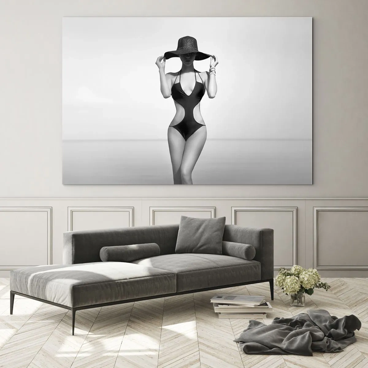 Obraz na skle - Žena v čiernych plavkách a klobúku na pozadí mora - 70x50cm - Volám sa: Elegancia - Moderná nástenná dekorácia do obývacej izby a spálne ARTTOR