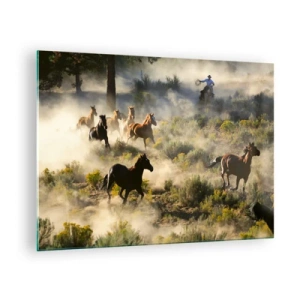 Obraz na skle - Stádo koní cválajúcich prachom a kovboj na pozadí prírody - 70x50cm - Rivalita - sloboda alebo mužská sila? - Moderná nástenná dekorácia do obývacej izby a spálne ARTTOR