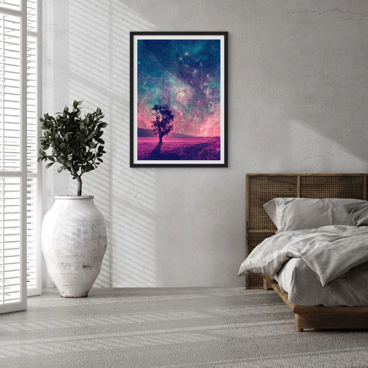 Plagát v čiernom ráme - Strom na pozadí hviezdnej oblohy v farebných odtieňoch - 50x70cm - Pod magickou oblohou - Moderná nástenná dekorácia do obývacej izby a spálne ARTTOR