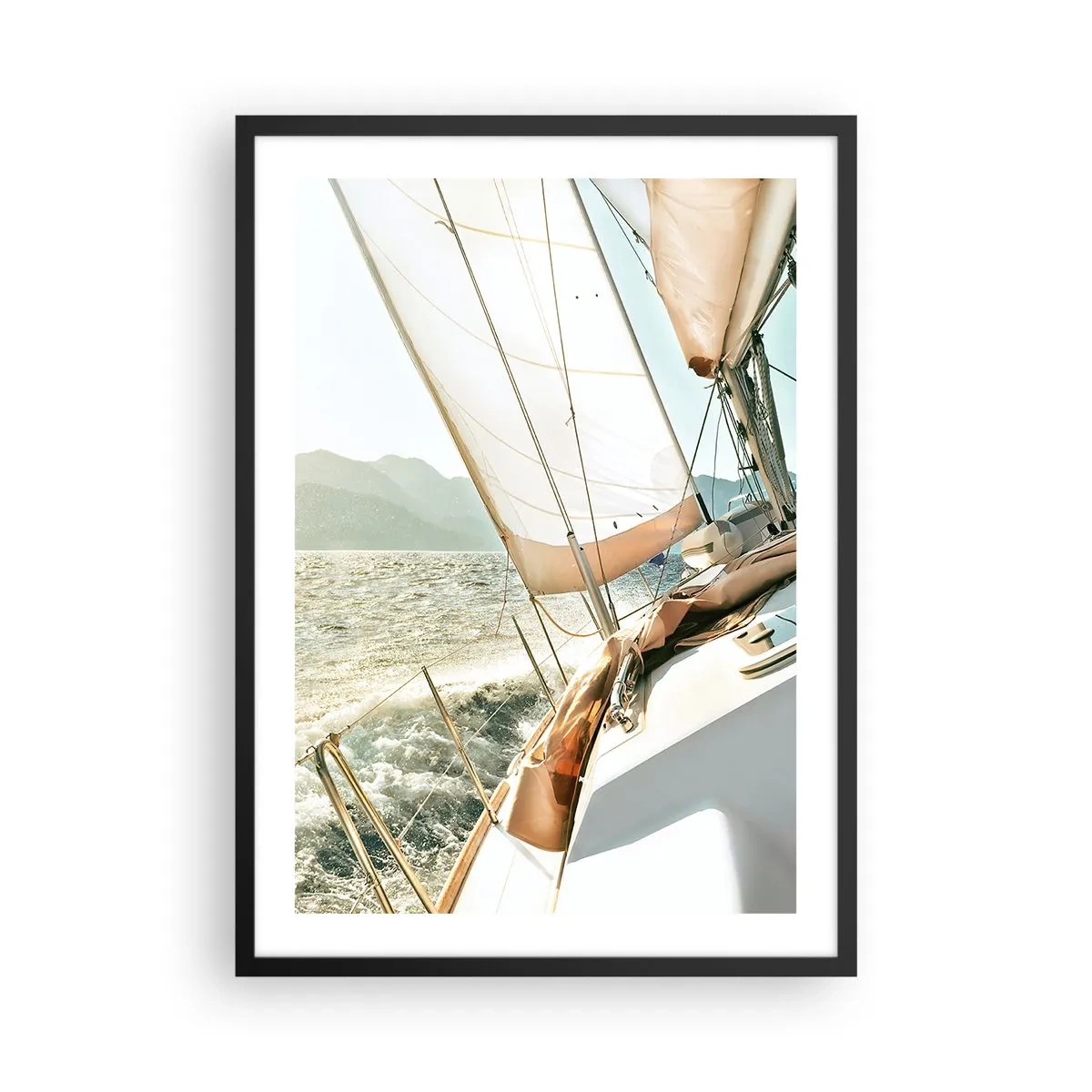 Plagát v čiernom ráme - Jachta pod plnými plachtami na otvorenom mori zaliatom slnkom - 50x70cm - Pod plnými plachtami - Moderná nástenná dekorácia do obývacej izby a spálne ARTTOR
