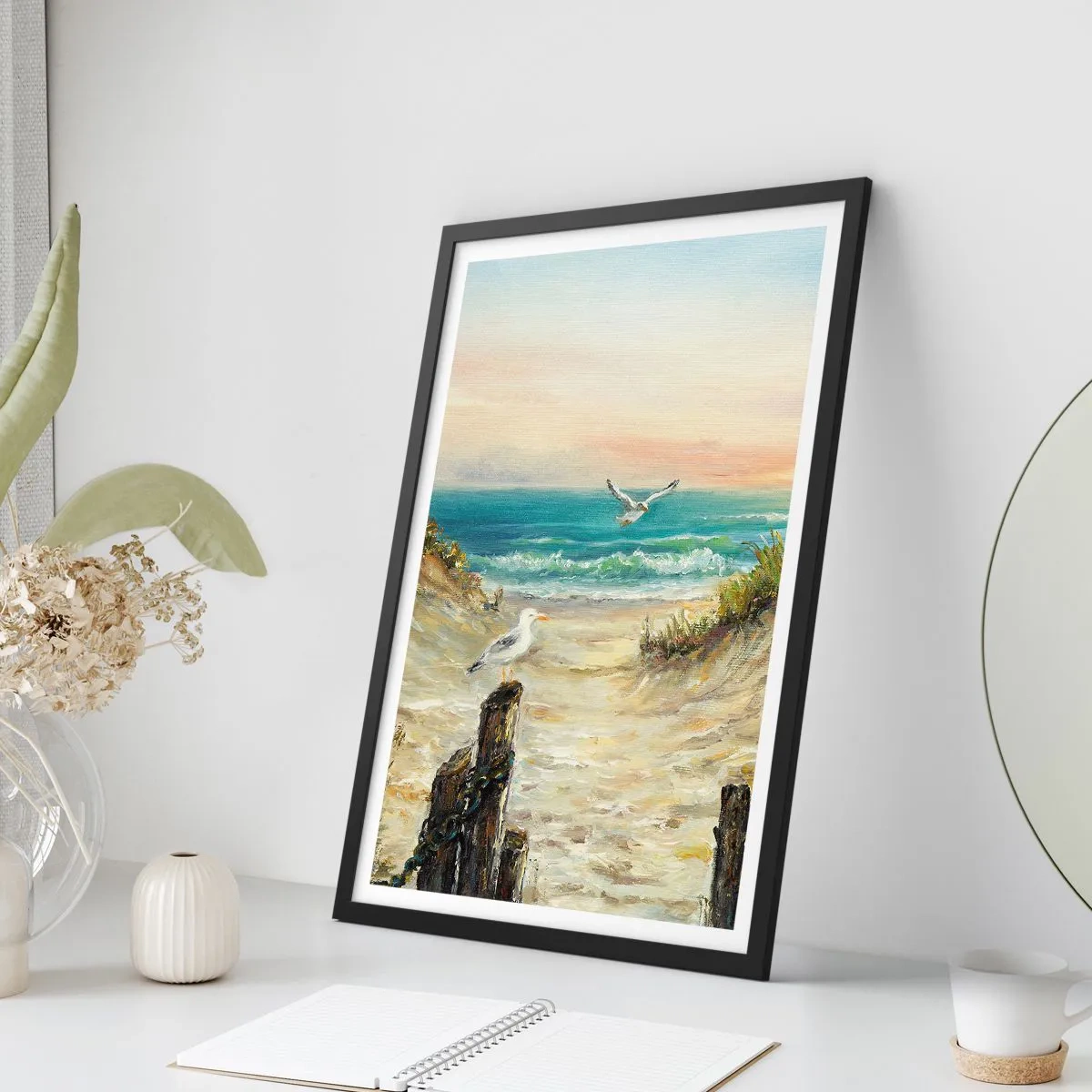 Plagát v čiernom ráme - Pláž s čajkami a vlnami pri západe slnka - 50x70cm - Bezvetrie a samota - Moderná nástenná dekorácia do obývacej izby a spálne ARTTOR