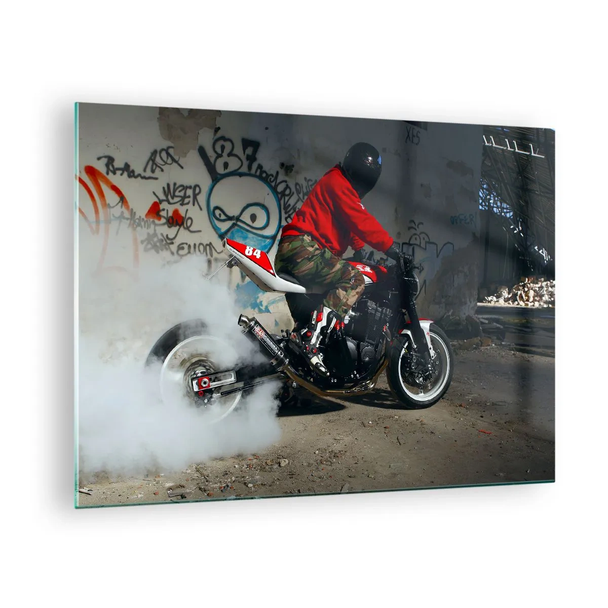 Obraz na skle - Motocyklista v akcii v priemyselnom prostredí - 70x50cm - Chyť ma! - Moderná nástenná dekorácia do obývacej izby a spálne ARTTOR