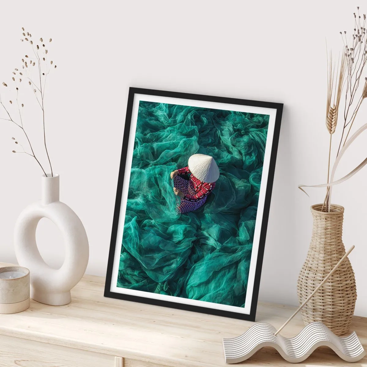 Plagát v čiernom ráme - Osoba s klobúkom medzi zelenými rybárskymi sieťami - 50x70cm - V mori sietí - Moderná nástenná dekorácia do obývacej izby a spálne ARTTOR