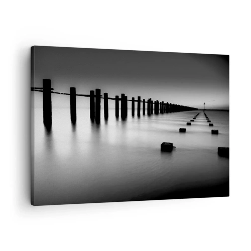 Obraz na plátne - Drevené stĺpy a betónové bloky ponorené vo vode v čiernobielych tónoch - 70x50cm - Šedá diaľka v hmle - Moderná nástenná dekorácia do obývacej izby a spálne ARTTOR