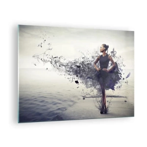 Obraz na skle - Žena v rozmazaných šatách na pozadí pokojnej vody - 70x50cm - Africká Venuša - Moderná nástenná dekorácia do obývacej izby a spálne ARTTOR