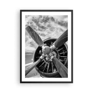 Plagát v čiernom ráme - Čiernobiela fotografia vrtule lietadla na pozadí oblohy. - 50x70cm - Dobyvateľ oblohy - Moderná nástenná dekorácia do obývacej izby a spálne ARTTOR