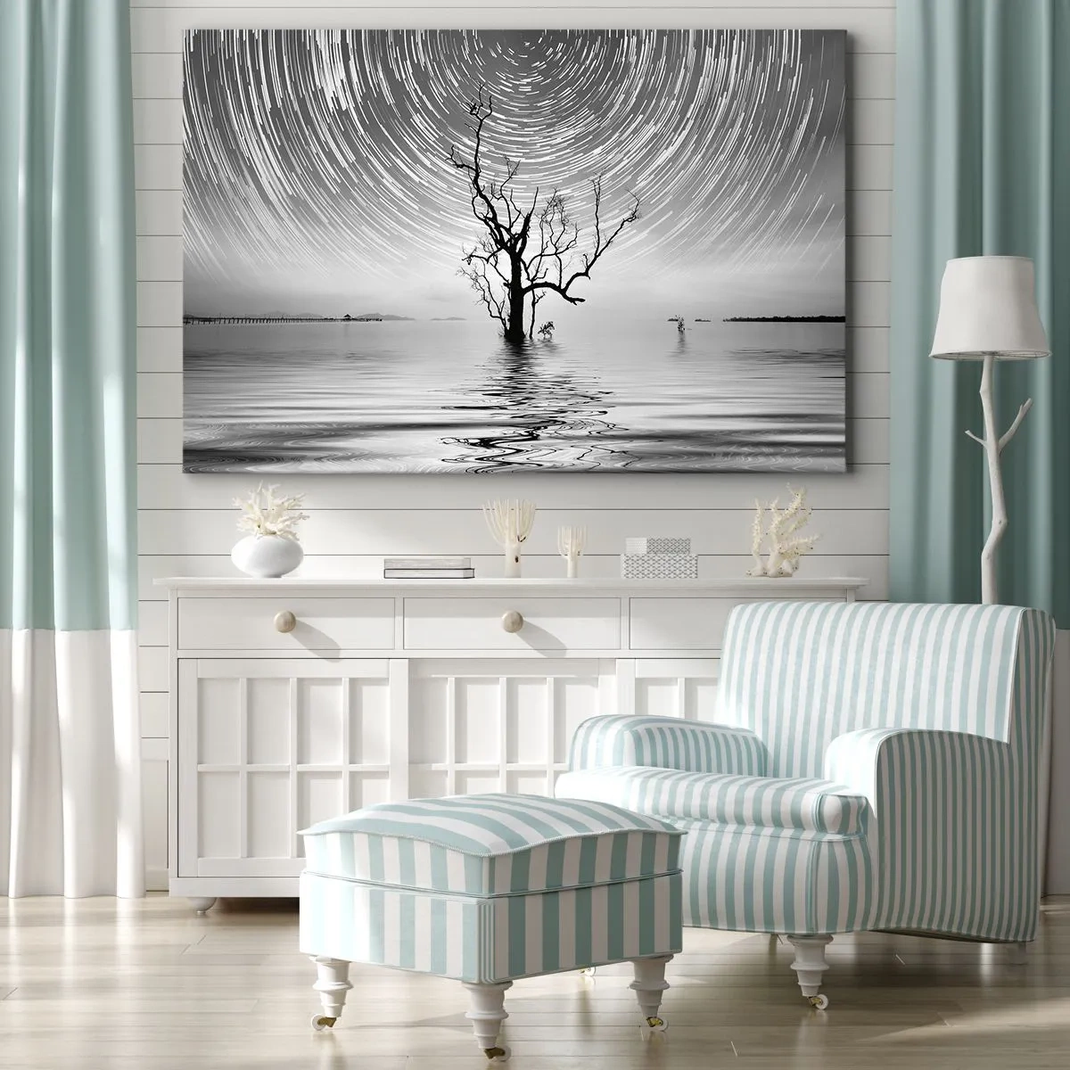 Obraz na plátne - Strom vo vode pod nočnou oblohou s pohybujúcimi sa hviezdami - 70x50cm - Symfónia prírody - Moderná nástenná dekorácia do obývacej izby a spálne ARTTOR