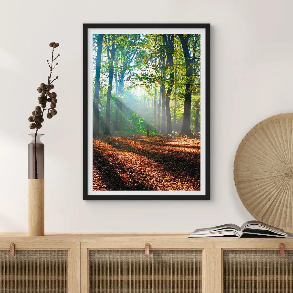 Plagát v čiernom ráme - Slnečné lúče v jesennom lese - 50x70cm - Svetlá a tiene - Moderná nástenná dekorácia do obývacej izby a spálne ARTTOR