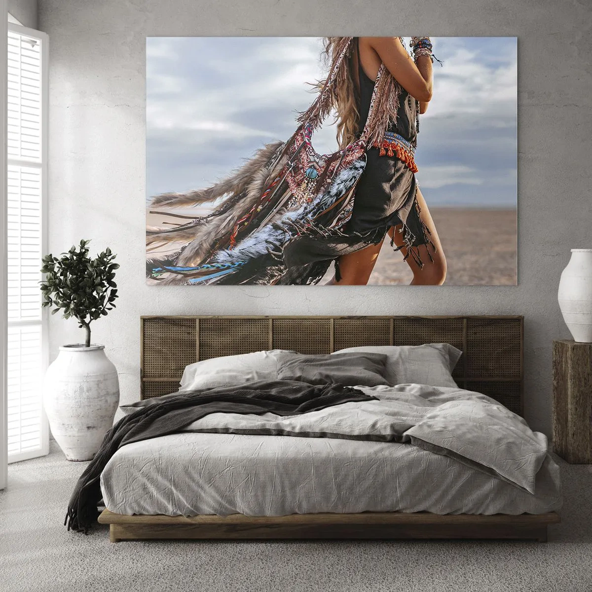 Obraz na skle - Žena v boho štýle s perím a ozdobami na púštnom pozadí - 70x50cm - Šamanovo dievča - Moderná nástenná dekorácia do obývacej izby a spálne ARTTOR