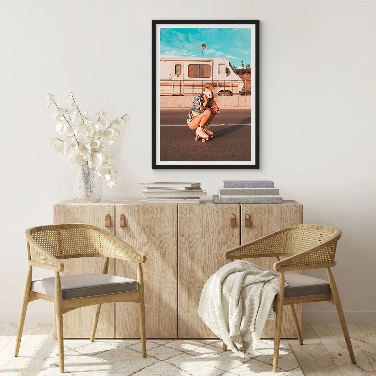 Plagát v čiernom ráme - Dievča na kolieskových korčuliach s kamerou pred obytným autom - 50x70cm - Usmejte sa! - Moderná nástenná dekorácia do obývacej izby a spálne ARTTOR
