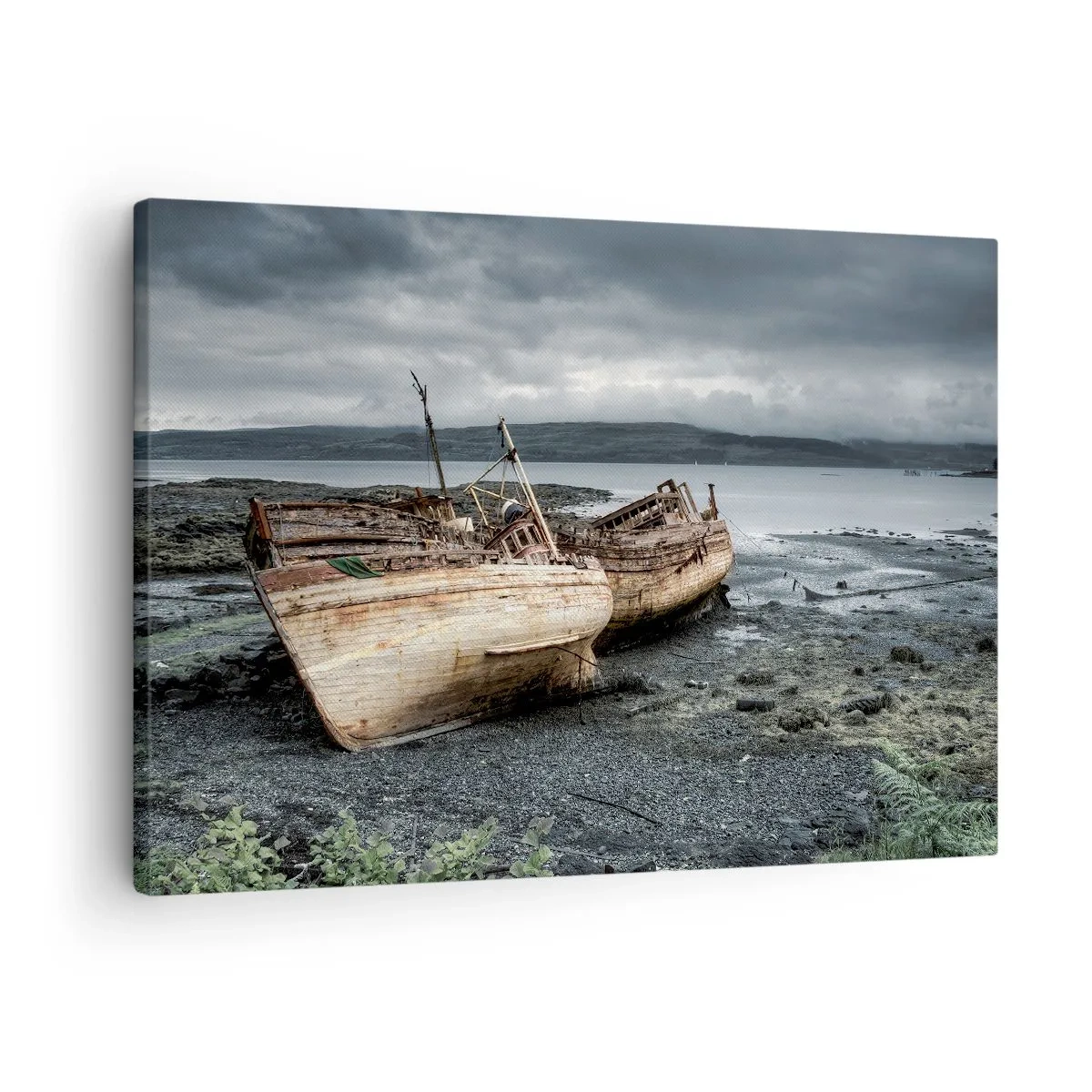 Obraz na plátne - Opustené lode na brehu v daždivom prostredí - 70x50cm - „Na znamenie dôstojne vynaloženého úsilia“ - Moderná nástenná dekorácia do obývacej izby a spálne ARTTOR
