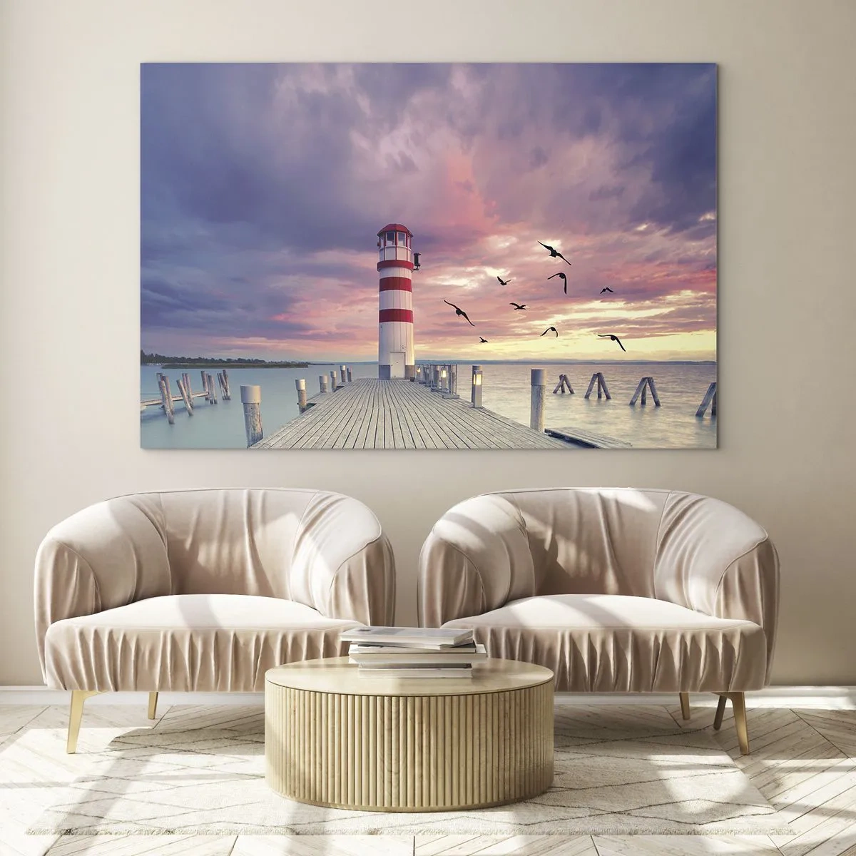 Obraz na skle - Maják na móle pri západe slnka s lietajúcimi vtákmi - 70x50cm - Čas ísť do prístavu - Moderná nástenná dekorácia do obývacej izby a spálne ARTTOR