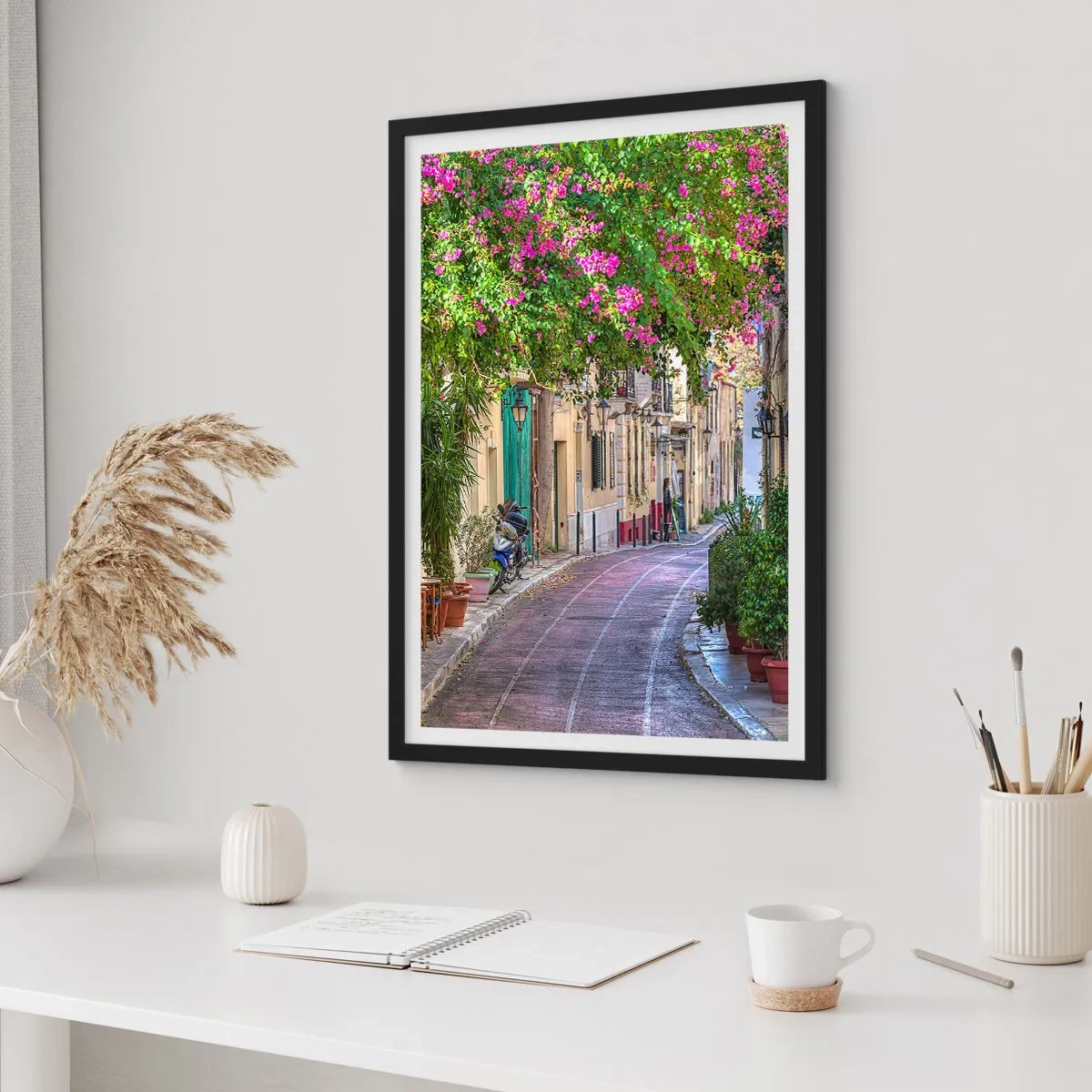 Plagát v čiernom ráme - Farebná ulica s kvitnúcimi kvetmi a klasickou architektúrou - 50x70cm - Kvitnúce zákutie - Moderná nástenná dekorácia do obývacej izby a spálne ARTTOR