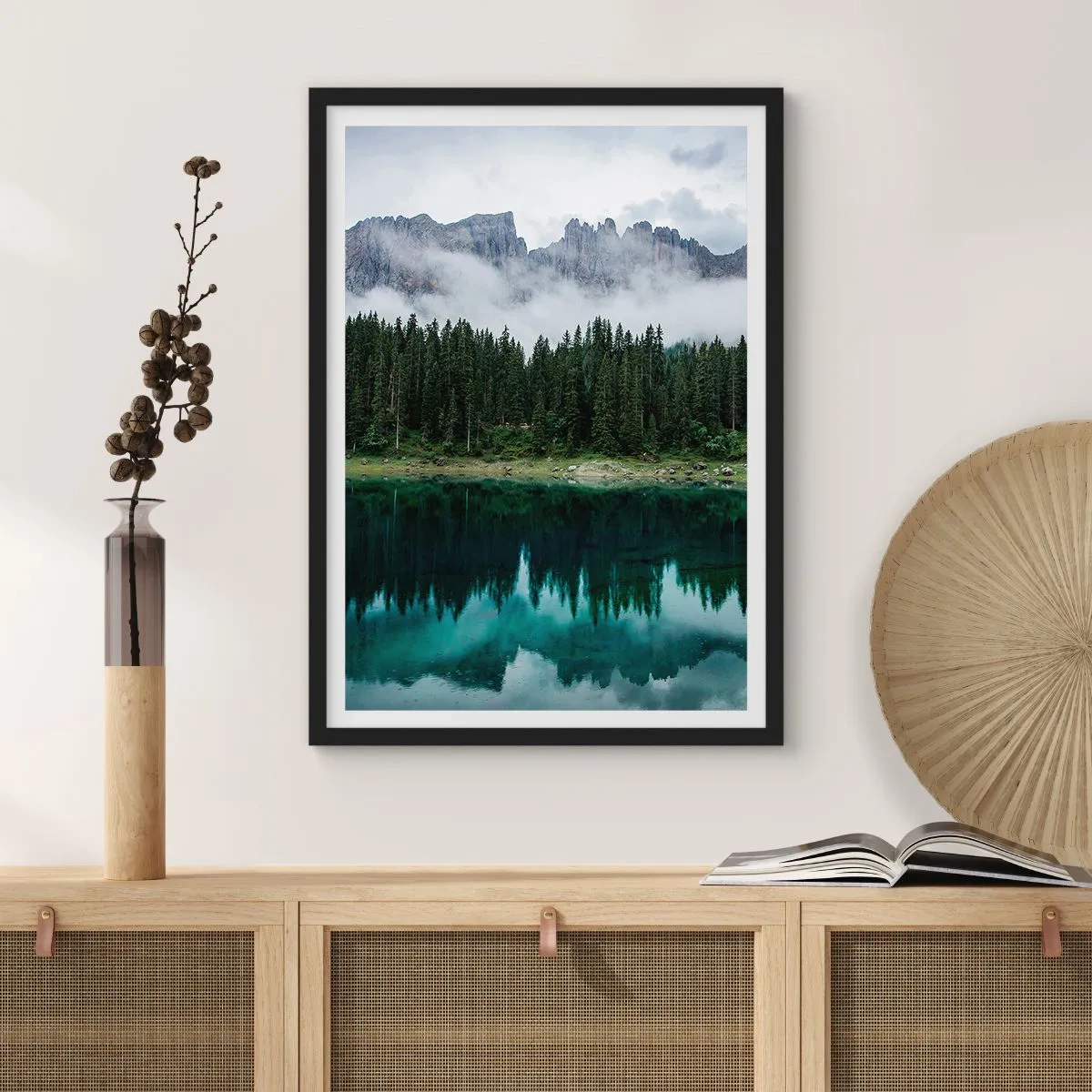 Plagát v čiernom ráme - Zelený les pri jazere s horami v pozadí obklopenými hmlou - 50x70cm - Ticho, ticho, neprebuďme spiacu vodu…. - Moderná nástenná dekorácia do obývacej izby a spálne ARTTOR