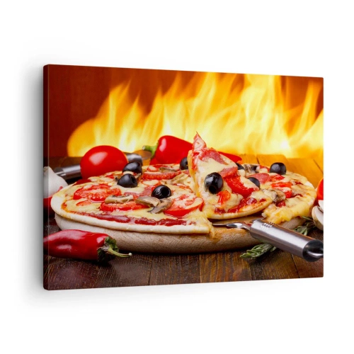 Obraz na plátne - Pizza s olivami, paradajkami a paprikou na pozadí plameňov - 70x50cm - From Italy with love - Moderná nástenná dekorácia do obývacej izby a spálne ARTTOR