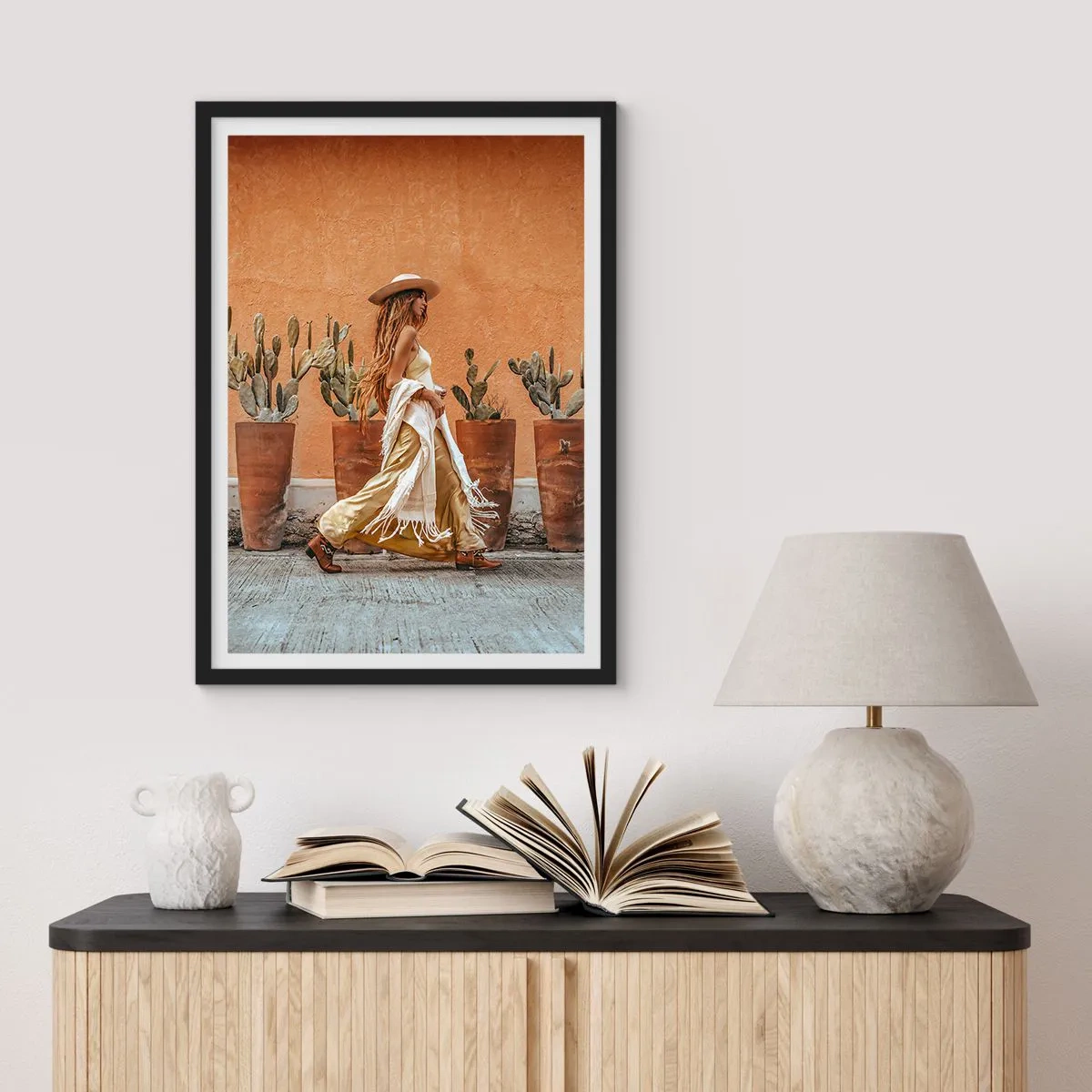 Plagát v čiernom ráme - Štýlová žena v klobúku na pozadí kaktusov - 50x70cm - V hippie štýle - Moderná nástenná dekorácia do obývacej izby a spálne ARTTOR