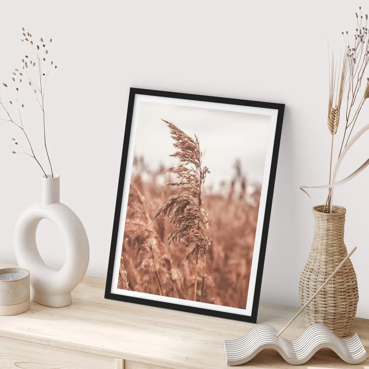 Plagát v čiernom ráme - Tráva na pozadí hmlistej krajiny v prírodných farbách - 50x70cm - Na poliach už je jeseň - Moderná nástenná dekorácia do obývacej izby a spálne ARTTOR