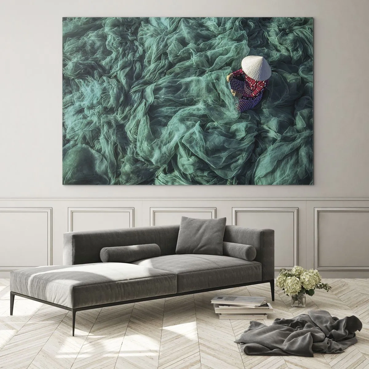 Obraz na skle - Žena v tradičnom klobúku opravuje siete - 70x50cm - V mori sietí - Moderná nástenná dekorácia do obývacej izby a spálne ARTTOR