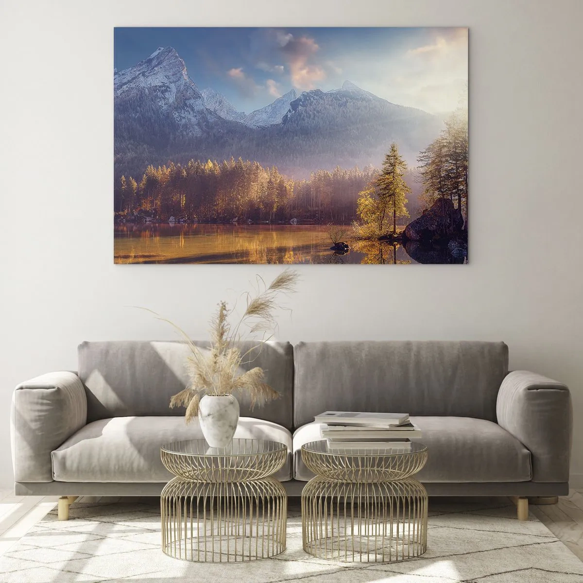 Obraz na skle - Zlaté ranné svetlo nad horským jazerom obklopeným lesom - 70x50cm - V horách a údoliach - Moderná nástenná dekorácia do obývacej izby a spálne ARTTOR