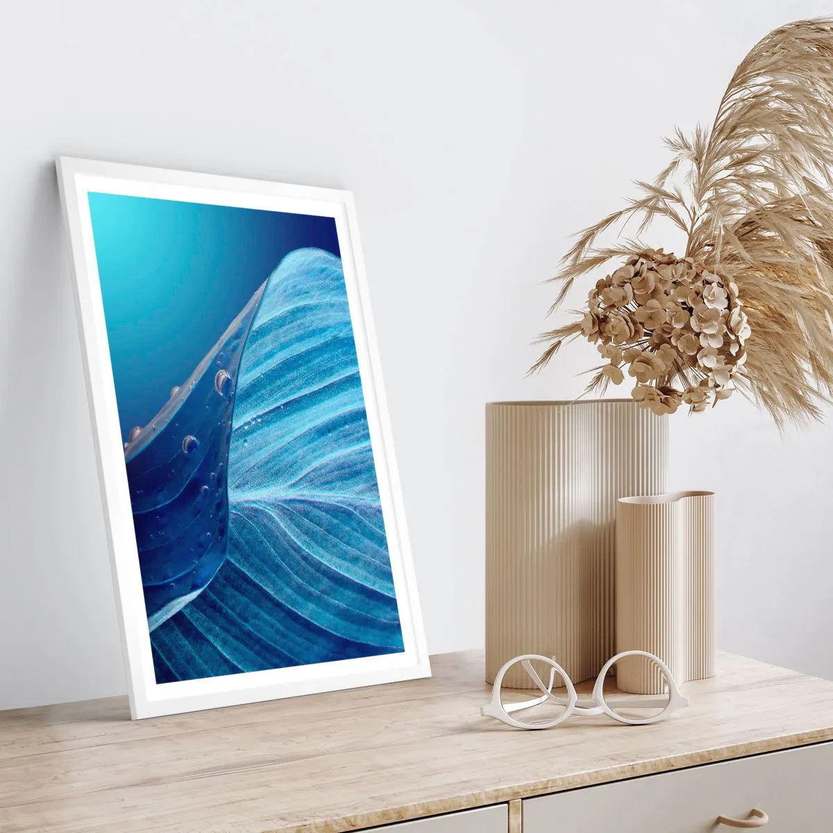 Plagát v bielom ráme - Skryté kvapky modrej - 70x100 cm