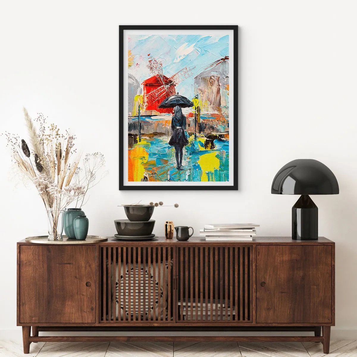 Plagát v čiernom ráme - Žena s dáždnikom na pozadí mesta v daždi - 50x70cm - Parížske legendy - Moderná nástenná dekorácia do obývacej izby a spálne ARTTOR