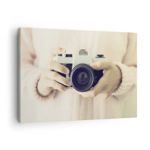 Obraz na plátne - Retro fotoaparát držaný v rukách na svetlom pozadí - 70x50cm - Pre viac informácií… - Moderná nástenná dekorácia do obývacej izby a spálne ARTTOR