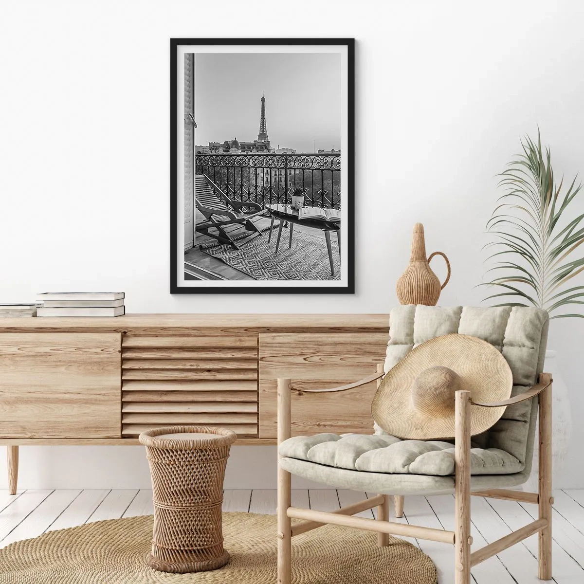 Plagát v čiernom ráme - Výhľad na Eiffelovu vežu z elegantného parížskeho balkóna - 50x70cm - Parížske popoludnie - Moderná nástenná dekorácia do obývacej izby a spálne ARTTOR